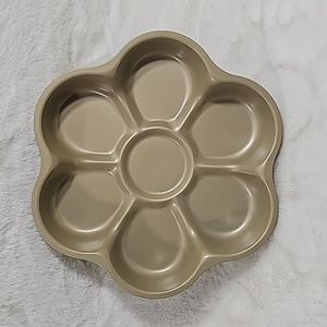 Crofton Flower Cake Pan